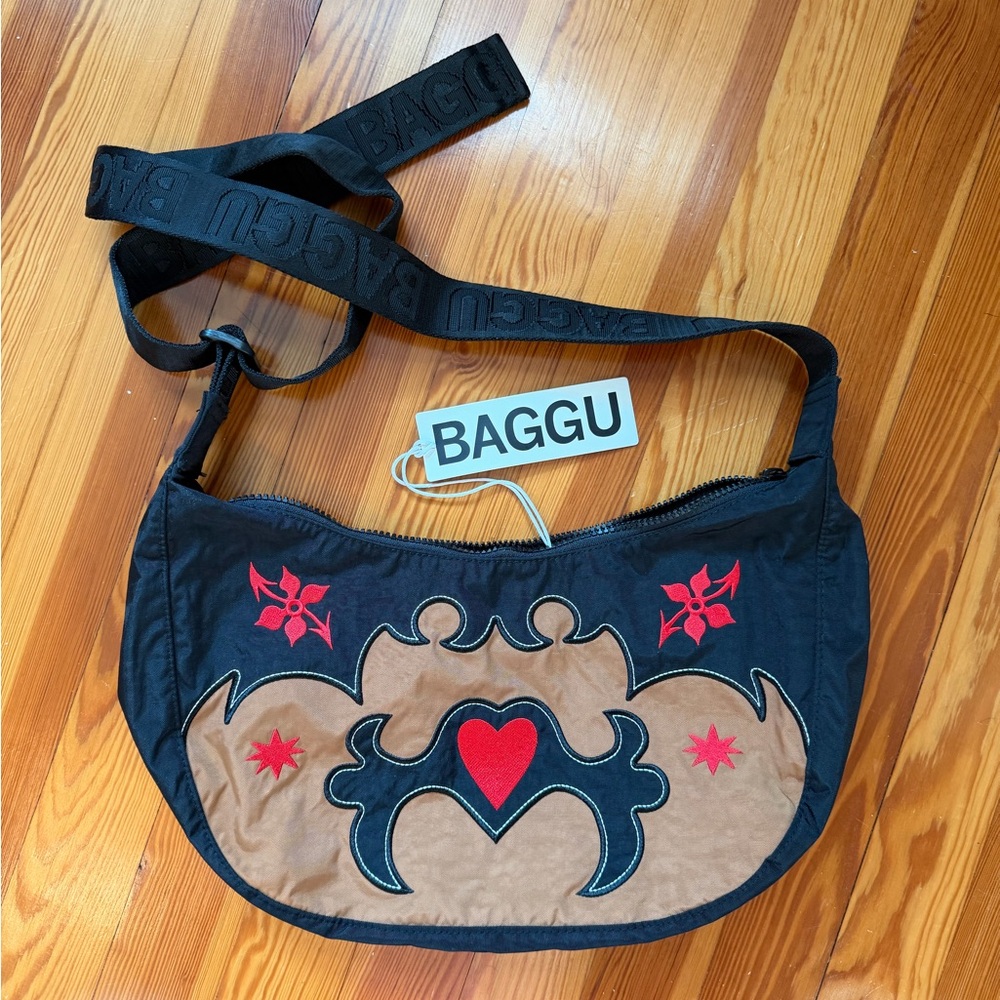 NWT BAGGU Medium Crescent in Western Appliqué